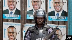 Un policier de faction devant le siège du parti de Besigye 