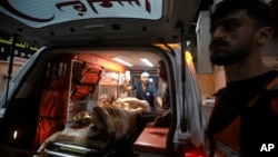 资料图: 2024年5月3日一名在加沙以色列轰炸中受伤的巴勒斯坦女孩被救护车送往加沙地带南部拉法难民营的科威特医院。