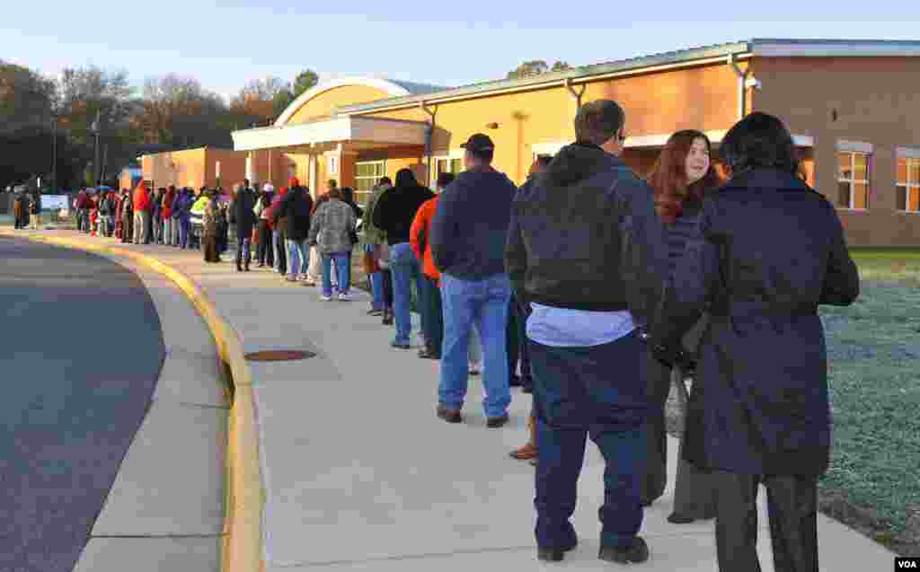 Para pemilih antri di sebuah TPS di Yorkshire, Manassas, negara bagian Virginia, 6 November 2012. 