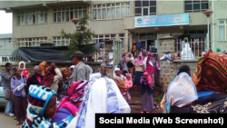 ቤት መፍረሱን የተቃወሙ ነዋሪዎች በአዲስ አበባ መስተዳድር ሴቶችና ሕፃናት ቢሮ አቤቱታ ሲያቀርቡ