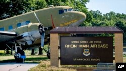 یک هواپیمای قدیمی به نام «بمب افکن کشمشی» متعلق به جنگ جهانی دوم در بخش یادبود حمل و نقل هوایی نیروی هوایی آمریکا در اروپا در فرودگاه فرانکفورت، آلمان - آرشیو