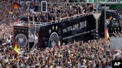 آلمان در ۱۹۵۴، ۱۹۷۴، ۱۹۹۰ و ۲۰۱۴ به قهرمانی جام جهانی رسید