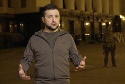 រូបពីវីដេអូដោយការិយាល័យសារព័ត៌មានរបស់ប្រធានាធិបតីអ៊ុយក្រែន លោក Volodymyr Zelenskyy ថ្លែងសុន្ទរកថានៅទីក្រុងកៀវ ប្រទេសអ៊ុយក្រែន ថ្ងៃទី ២៤ ខែមីនា ឆ្នាំ ២០២២។