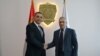 Ministri i brendshëm serb Aleksandar Vulin duke shtrënguar duart me zyrtarin rus Aleksandar Bocan-Harčenkom
