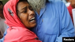 一名妇女２０１３年５月４日在孟加拉达卡市郊的萨瓦尔悼念在倒塌的拉纳制衣厂大楼中被压死的丈夫。她的丈夫是这家制衣厂的一名工人