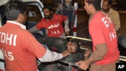 نیروهای داوطلب مجروحان را به بیمارستان منتقل می کنند.