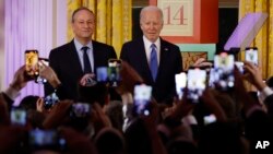 جو بایدن در کنار داگ امهوف، همسر کاملا هریس