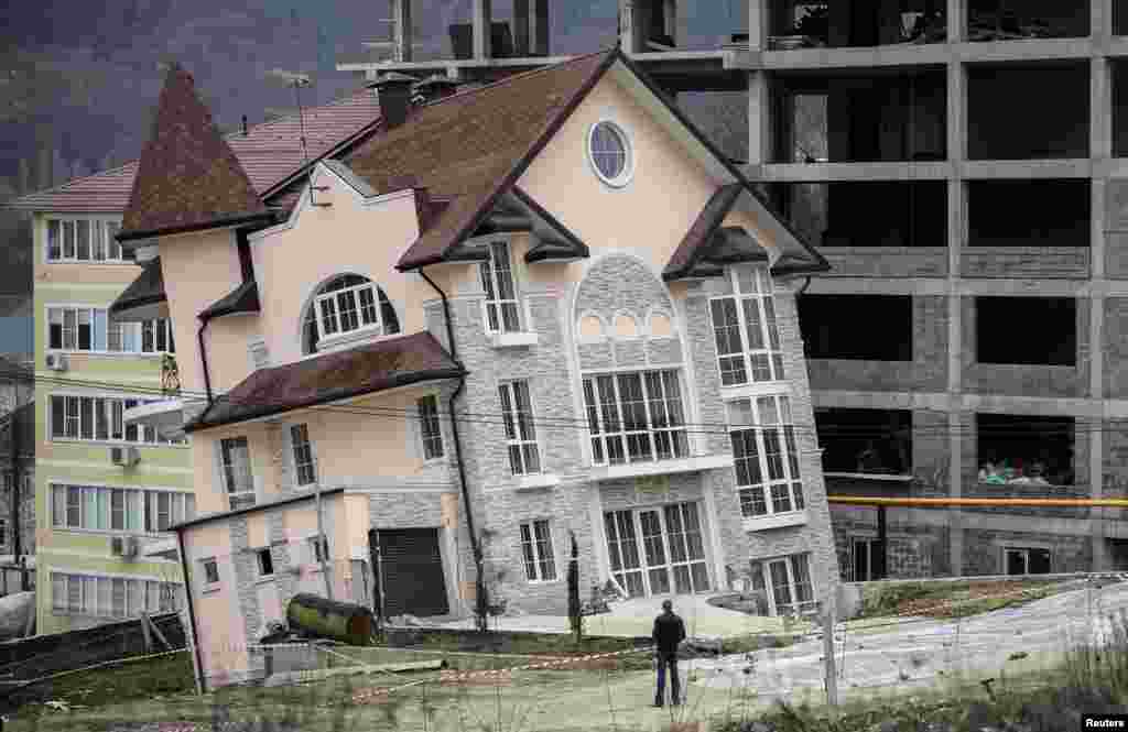 Rumah yang miring setelah terowongan ambruk di resor Laut Hitam, Sochi, Rusia. (Reuters/Nina Zotina)&nbsp;