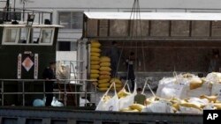 중국 단둥에서 바라본 북한 접경 도시 신의주. 중국에서 넘어온 식량을 화물차에 옮겨 싣고 있다. (자료사진)