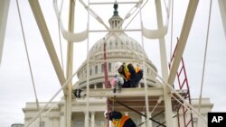 Des ouvriers s'activant sur l'esplanade du Congrès pour la cérémonie d'investiture du 20 janvier 2017
