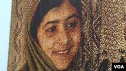 取受教育权利的巴基斯坦女孩马拉拉的滴腊画像（美国之音记者国符拍摄）