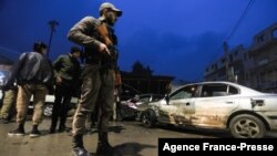 យុទ្ធជន​ស៊ីរី ឈរ​យាម​នៅ​កន្លែង​កើត​ហេតុ​នៃ​ការ​ផ្ទុះ​ដែល​បាន​កើត​ឡើង​នៅ​ផ្សារ​ដែល​មាន​មនុស្​សជាច្រើន​​ក្នុង​ទីក្រុង al-Bab ដែល​គ្រប់គ្រង​ដោយ​តួកគី​ក្នុង​ខេត្ត Aleppo ភាគ​ខាងជើង​ប្រទេស​ស៊ីរី ជាប់​ព្រំដែន​នឹង​ប្រទេស​តួកគី កាលពី​ថ្ងៃទី១៣ ខែមករា ឆ្នាំ២០២២។