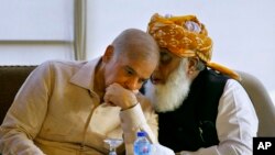 شهباز شریف وايي صدر عارف علوي، سپیکر اؤ عمران خان د اسمبلۍ ماتولو په شکل کې دستور مات کړی دی اؤ داسې خلقو سره به مشاورت ونکړي او د قومي اسمبلۍ د تحلیل کېدو د ډپټي سپېکر په ګام به د سترې محاکمې د فیصلې انتظار کوي