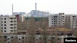 Вид на Чернобыльскую АЭС из заброшенной Припяти, Украина (архивное фото)