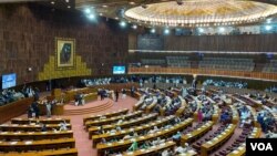 د بشري حقونو کارمندان او د احمدي ټولنې وګړي وایي دغه رقم قانون سازۍ سره  پاکستان کې افراطیت نور هم زیاتیدای شي-