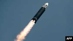 북한이 지난 3월 24일 김정은 국무위원장의 명령에 따라 신형 대륙간탄도미사일(ICBM) '화성-17형'을 시험 발사했다며 다음날 관영 매체를 통해 공개한 장면. (자료사진)