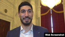 美国NBA球员埃内斯·坎特·自由（Enes Kanter Freedom）2022年3月29日在国会山接受美国之音采访。（采访视频截图）
