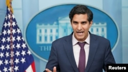 美国白宫负责国际经济事务的副国家安全顾问达利普·辛格(Daleep Singh)今年2月阐述对俄罗斯制裁立场。（路透社2022年2月22日）