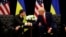 Donald Trump, saat menjabat sebagai Presiden AS, bertemu dengan Presiden Ukraina Volodymyr Zelenskyy di Kota New York, pada 25 September 2019. (Foto: AP/Evan Vucci)