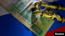 资料照：俄罗斯国旗、卢布和天然气管道闸门图像。