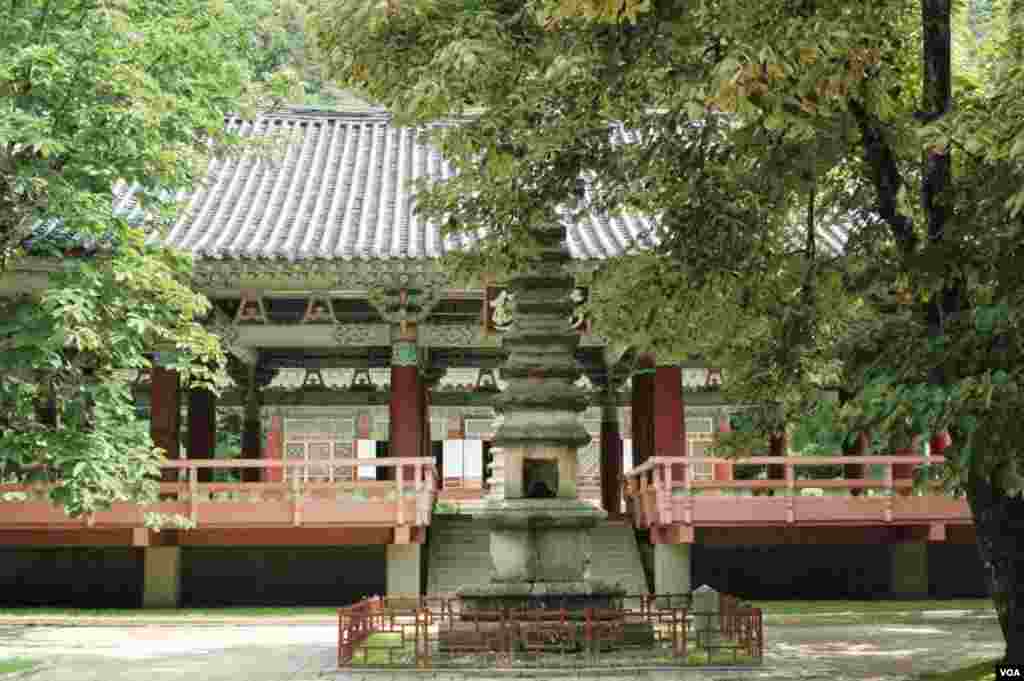 Kuil Pohyon berawal dari abad 11. (VOA/Steve Herman) 