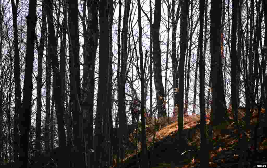 一名警察守卫在俯瞰桑迪.胡克校园的山坡顶上。
