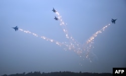 资料照：俄罗斯空军SU-27战机在中国珠海航空展进行试验飞行。（2014年11月10日）