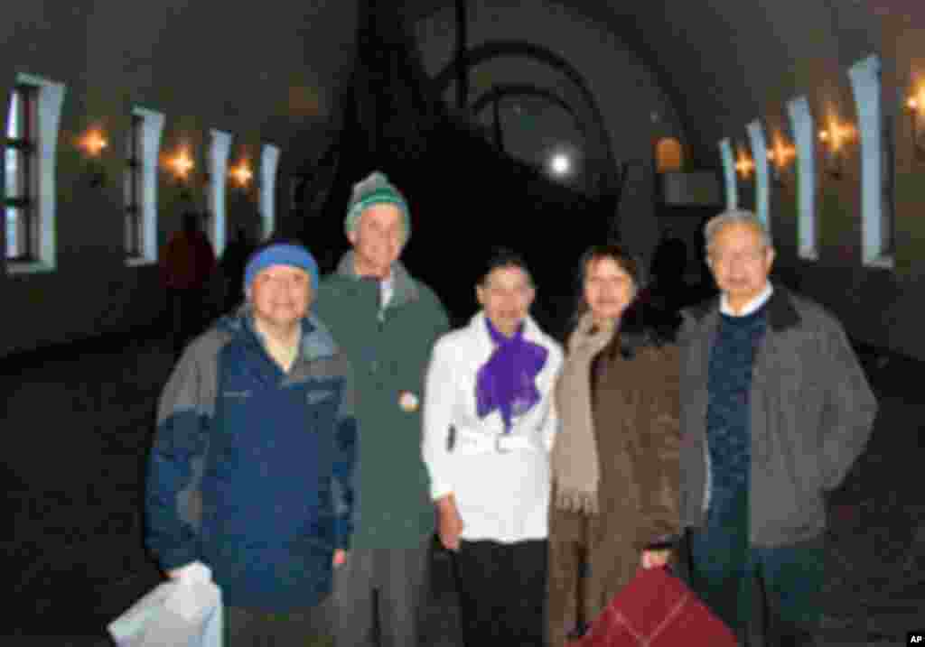 参加诺贝尔和平奖颁奖典礼的华人及美国学者（左起）：苏晓康、林培瑞、李淑娴、李晓蓉、方励之在奥斯陆（这张照片并非美联社图片）