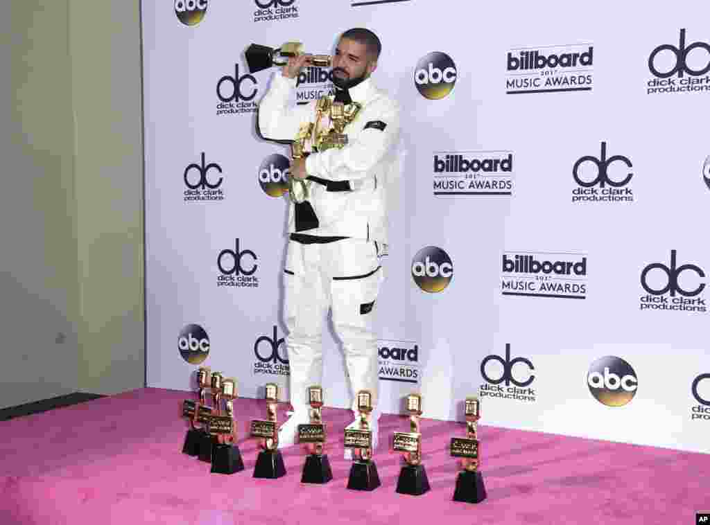 Penyanyi Drake berpose dengan 13 award yang diraihnya pada penghargaan Billboard Music Awards di Las Vegas, Nevada.
