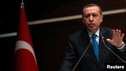 레제프 타이이프 에르도안 터키 총리는 14일 터키 앙카라시에서 열린 집권당 회의에 참석해 반정부 시위대의 요구에 따라 탁심광장 재개발을 보류하겠다고 밝혔다. 