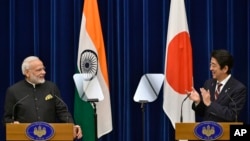 印度总理莫迪(左)和日本首相安倍(右)