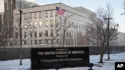 ສະ​ຖານ​ທູດ​ ສະ​ຫະ​ລັດ ໃນ​ນະ​ຄອນຫຼວງ ກີ​ຢິບ, ຢູ​ເຄ​ຣນ, 12 ກຸມ​ພາ 2022.