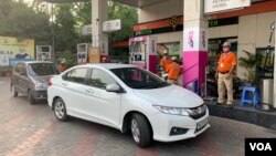 Fuel prices in India have risen in the wake of the Ukraine conflict. (A. Pasricha/VOA)