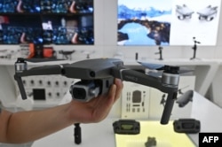 资料照：中国大疆一名雇员在上海展示新型无人机。（2019年5月22日）