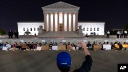 Nga protestat gjatë mbrëmjes përpara godinës së Gjykatës së Lartë (3 maj 2022)