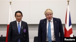 资料照：英国首相约翰逊与日本首相岸田文雄2022年3月24日在北约领导人峰会上会面（路透社）
