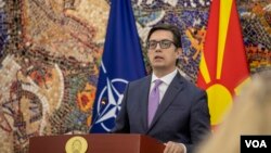 Ги повикувам сите проевропски партии и пратеници да го направат својот избор, а тој избор е – или европската иднина на државата, или партиските интереси.“, изјави Стево Пендаровски, претседател на Северна Македонија.