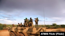 2月14日，在索马里盖多地区布鲁博郊区，非洲联盟驻索马里特派团部队站在一辆装甲运兵车顶上。 （非盟资料照）