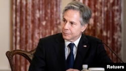 Menteri Luar Negeri AS Antony Blinken hadir dalam acara penandatanganan MoU kerja sama strategis di bidang nuklir dengan Armenia di kantor Departemen Luar Negeri AS, di Washington, pada 2 Mei 2022. (Foto: Pool via Reuters/Brendan Smialowski)