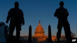 资料照：美国国民警卫队驻守在首都华盛顿特区的国会山。（2021年3月21日）