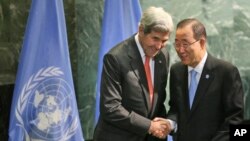 جان کری وزیر خارجه آمریکا و بان کی مون دبیر کل سازمان ملل متحد در جلسه روز چهارشنبه برای اجرایی کردن توافق پاریس 