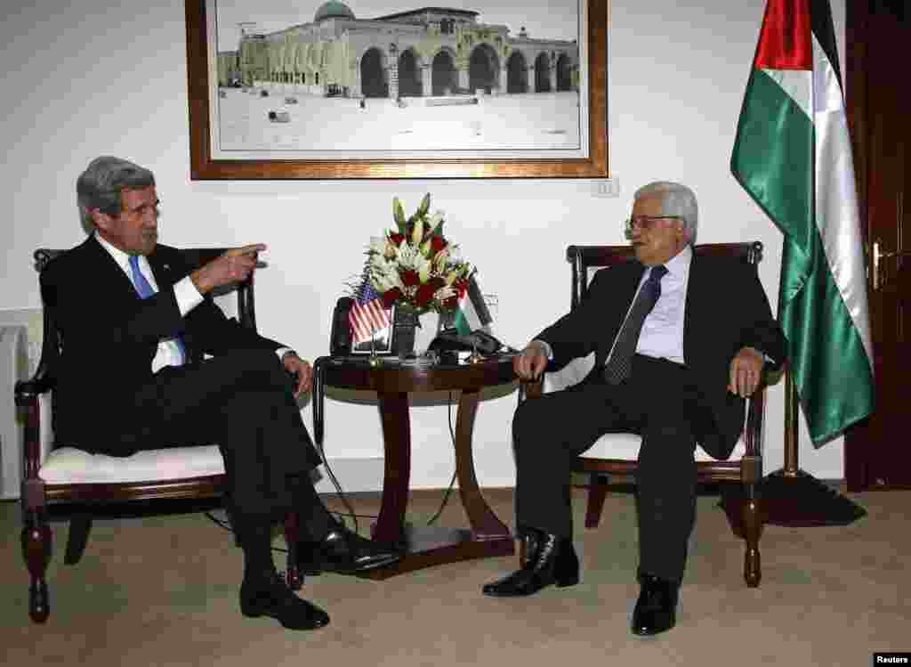 Presiden Palestina Mahmoud Abbas bertemu dengan Menteri Luar Negeri John Kerry di kota Ramallah, Tepi Barat (7/4).