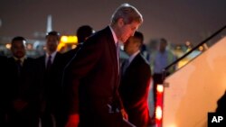 U.S. Secretary of State John Kerry steps aboard his aircraft, Nov. 3, 2013.