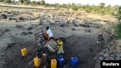 FAAYILII - Dubartoota bishaan waraabanii harrootatti fe'aa jiran, Dukam, Oromiyaa, Sadaasa 1, 2018