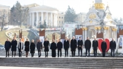 时事经纬(2025年2月25日)-乌克兰总统泽连斯基2月24日在基辅主持国际峰会，纪念俄乌战争爆发三周年; 美国总统特朗普和法国总统马克龙白宫会面，商讨乌克兰局势； 德国保守派赢得大选，艰难的联盟谈判迫在眉睫；中国反制越南公布北部湾基线，宣布进行实弹射击演习.
