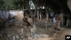 2018年10月2日，阿富汗安全人员在喀布尔以东的楠格哈尔省卡马区检查一起自杀式袭击的现场。