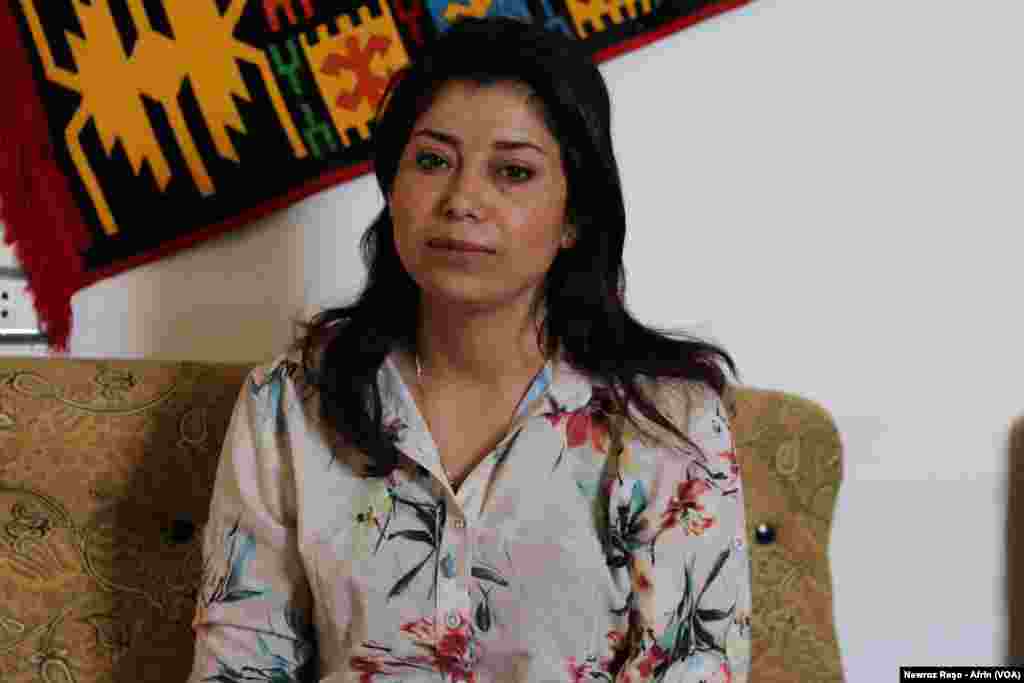 Mamostayek ji Xwendekar&#234;n Efr&#238;n&#238; y&#234;n ku di Ezm&#251;n&#234;n daw&#238;ya sal&#234; da li penageha Şehba encam didin