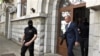 Predsednik Privrednog suda Blažo Jovanić u pratnji pripadika policije Crne Gore (Foto: VOA/Jovo Radulović)