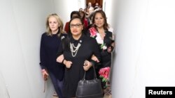 支持堕胎的美国众议员在参议院对堕胎权利法案进行表决前前往参议院对法案表示支持（2022年5月11日）