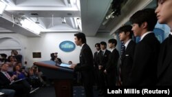 31일 워싱턴 백악관을 방문한 세계적 K팝 그룹 BTS가 정례브리핑에서 아시아계 포용과 다양성 등에 관해 발언했다.